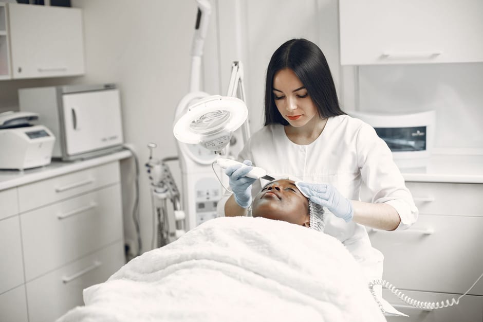 하루 100개보다 중요한 탈모 자가진단 신호, 개수보다 무엇을 봐야 할까 관련 레이저 시술 (참고 이미지)