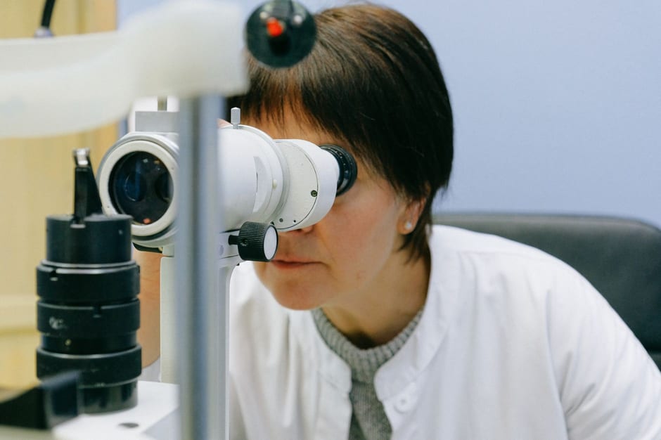 백내장 수술 후 다시 흐려진다면, 후발 백내장과 레이저 치료 관련 정밀 안과 검사 (참고 이미지)